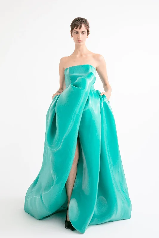 Strapless voluminous gown